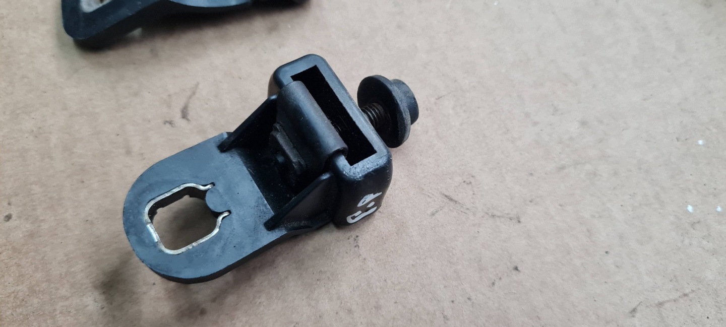 Q5 8R SQ5 LIFT bracket hook holder lights right front 8R0998122A