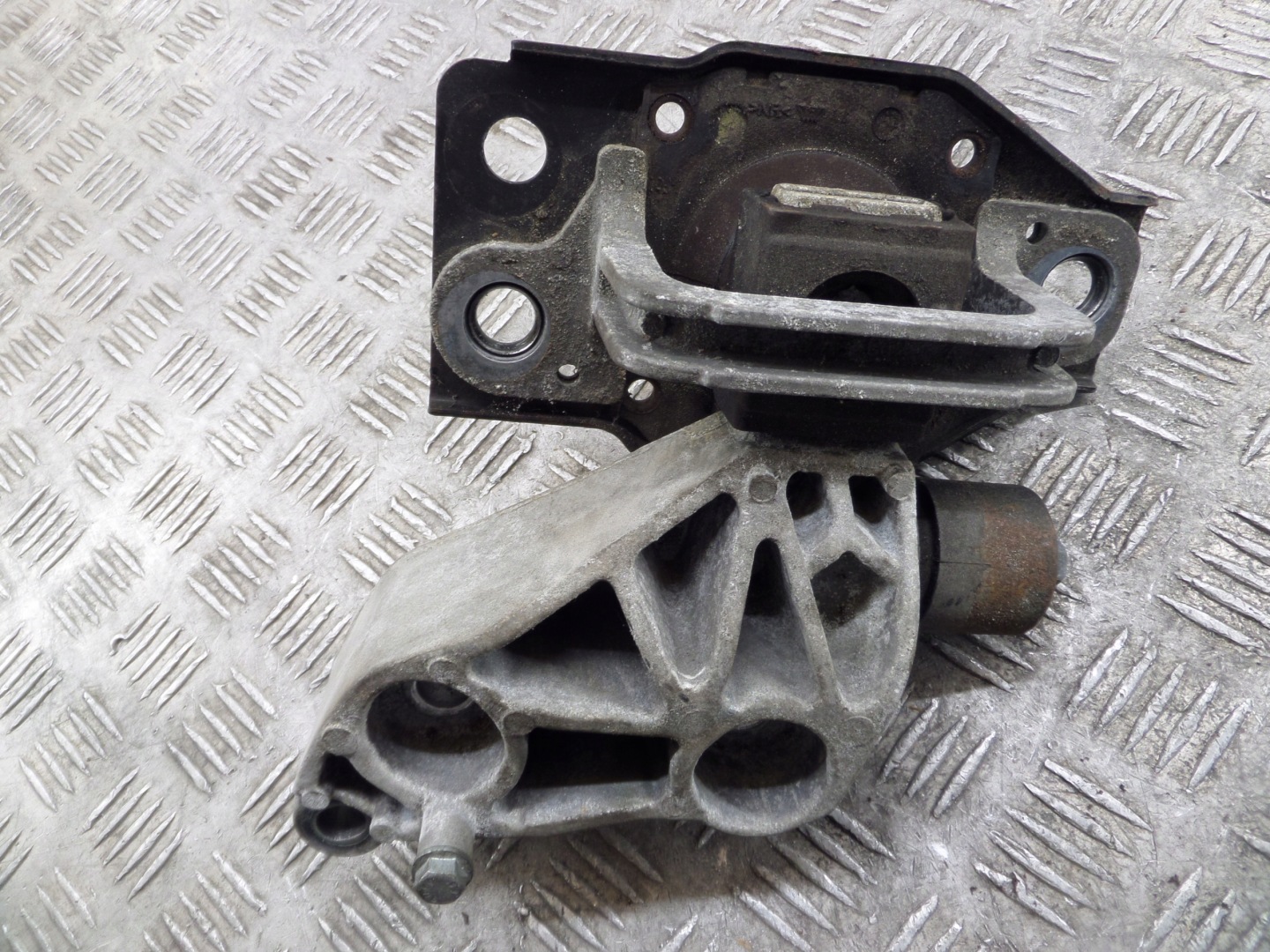 engine mount Nissan OE F6036100