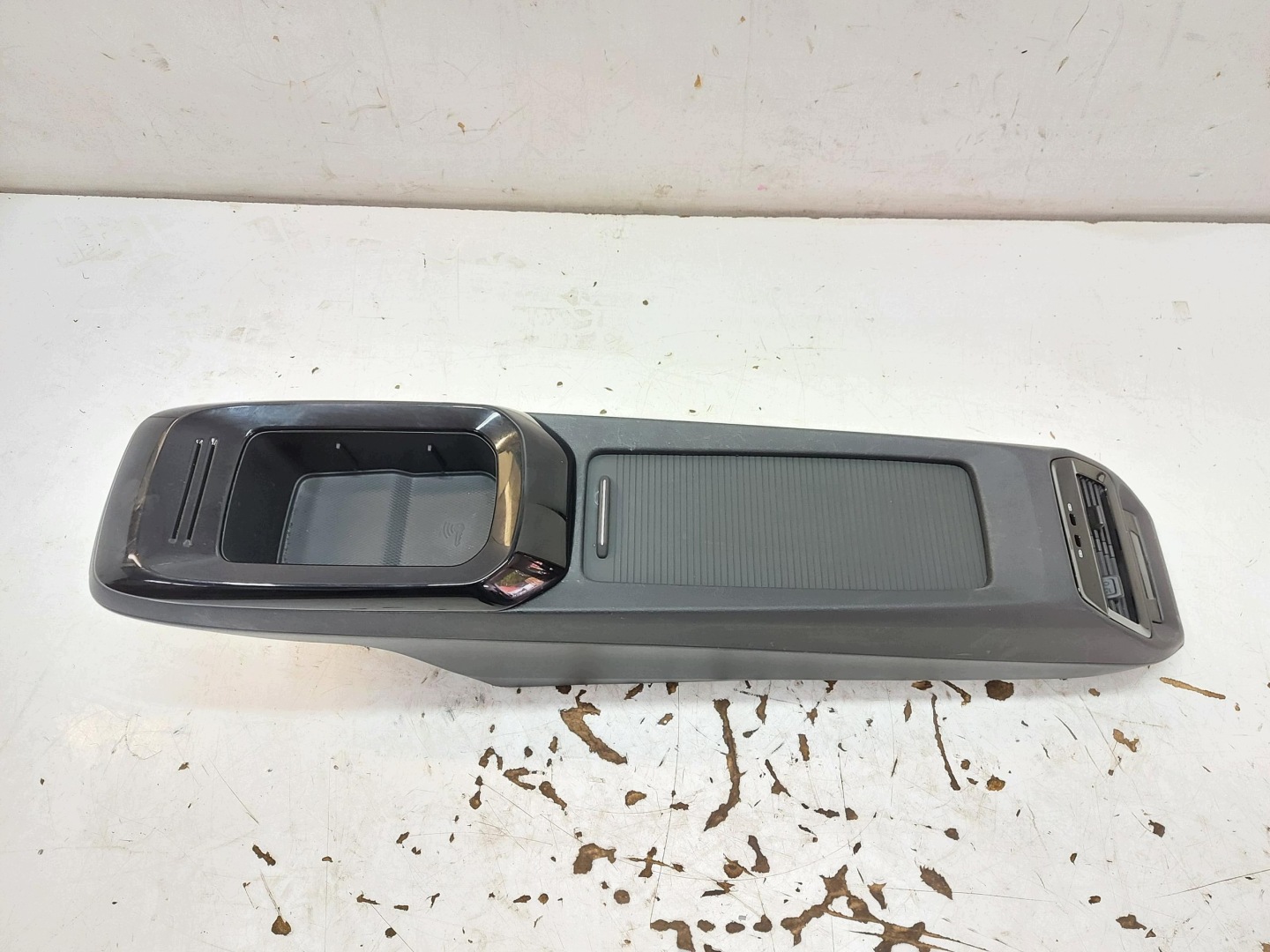 VW ID4 11A , 2024r SUV 5D armrest tunel central