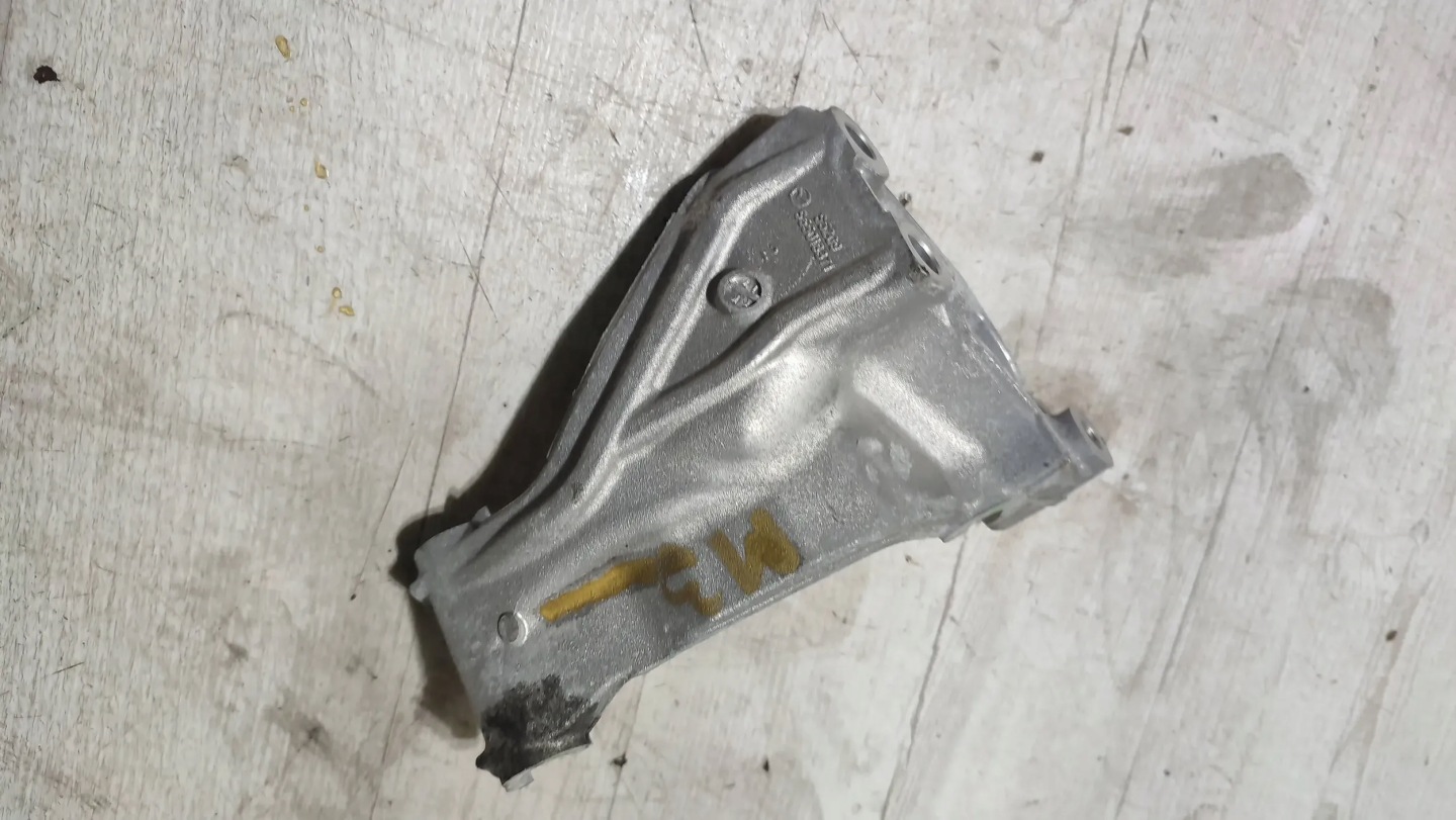 Mazda 3 III BM 17r 1.5d console holder alternator