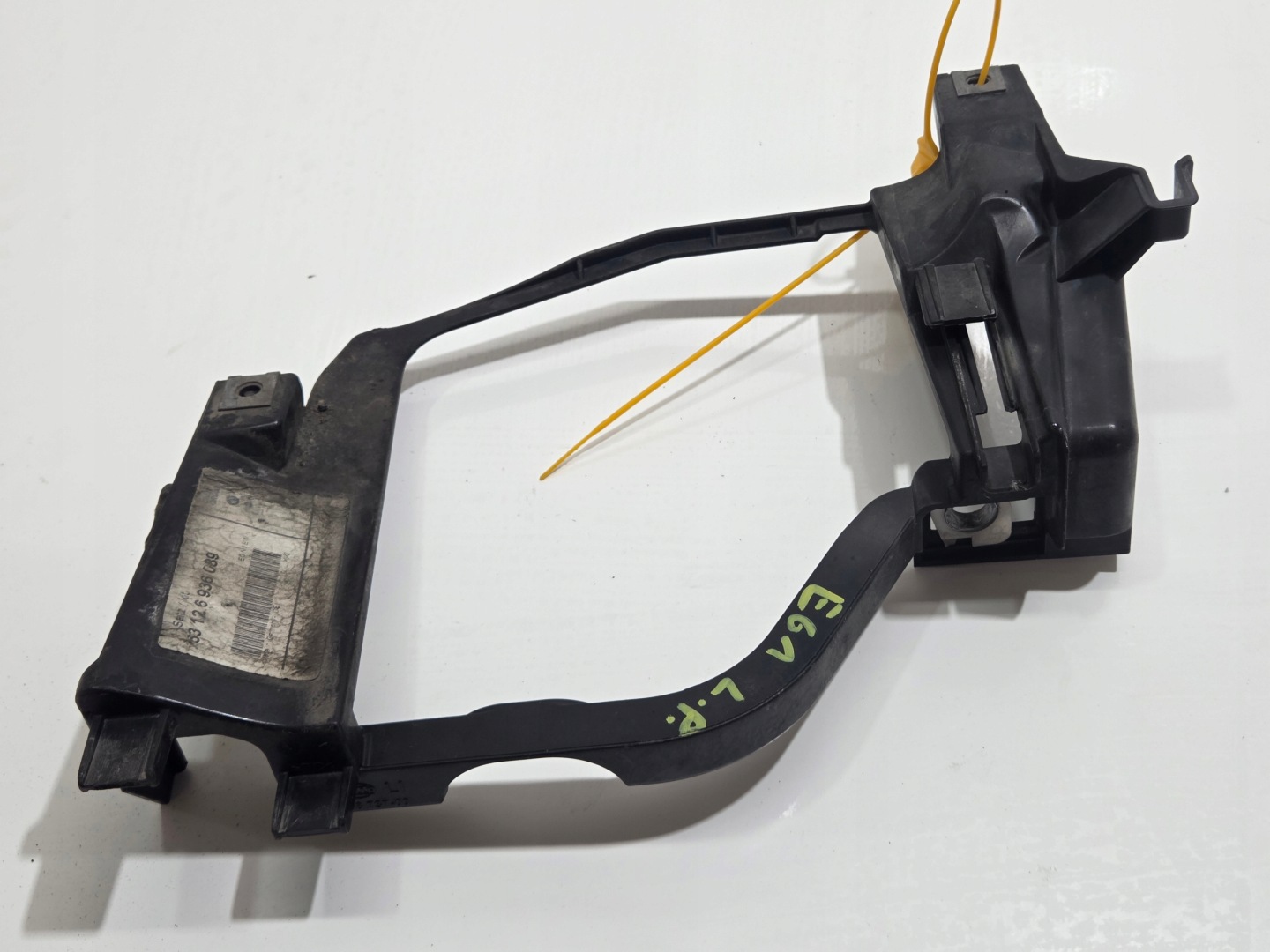 support étrier feux gauche avant BMW E60 E61 OE (0001225)