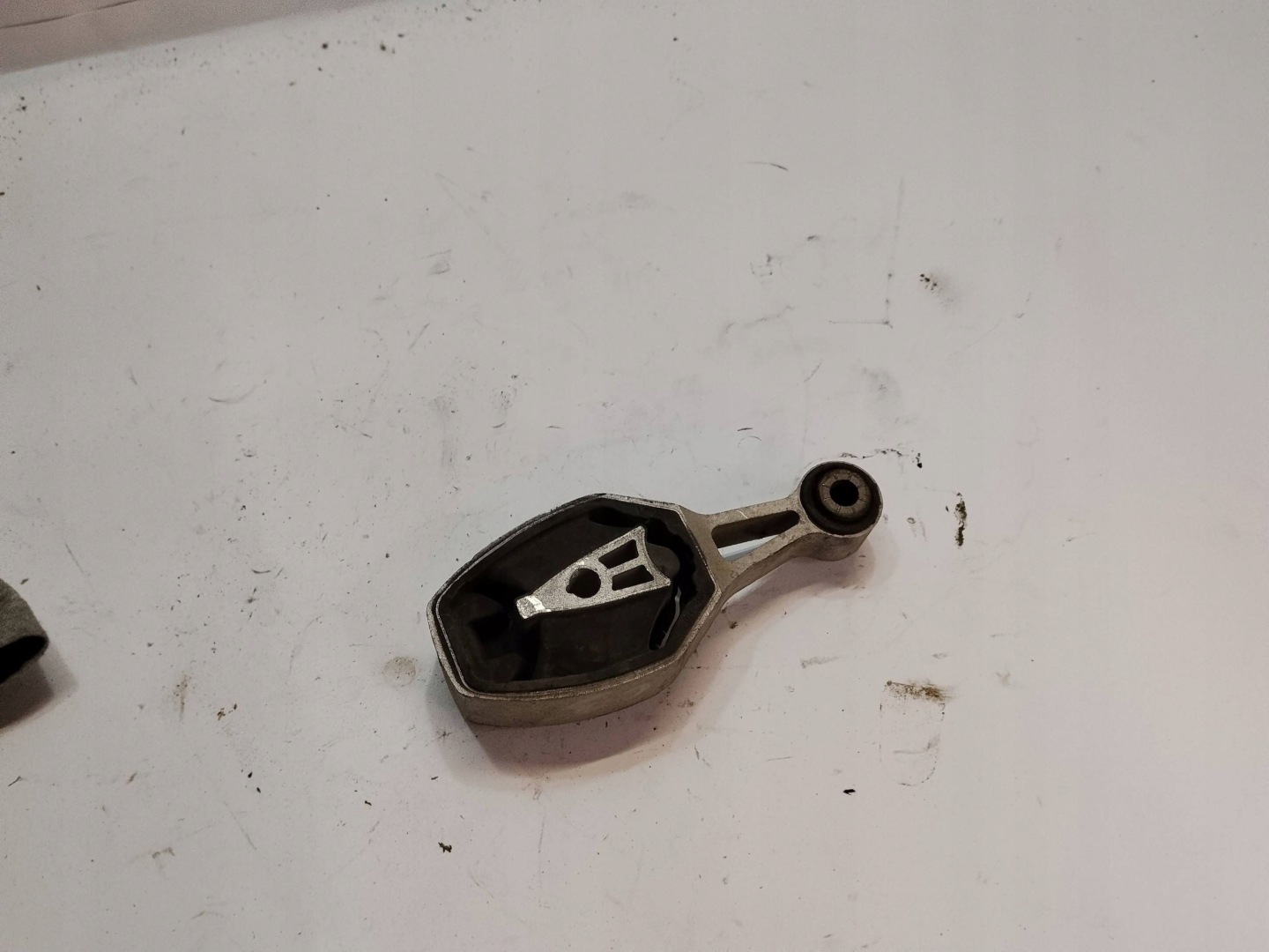 engine mount Peugeot 9810221880