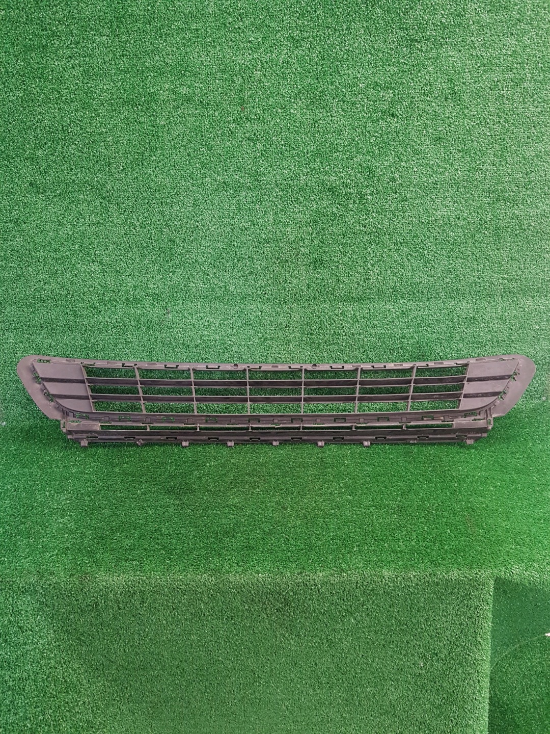 grid of a bumper central VOLKSWAGEN GOLF 7 5G0853677