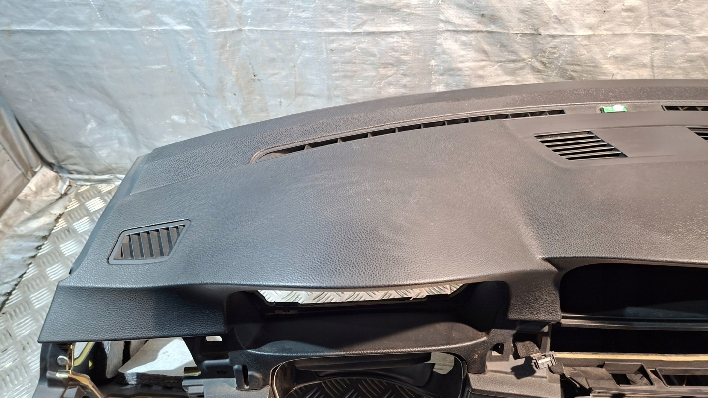 dashboard instrument panel cockpit BMW E90 E91