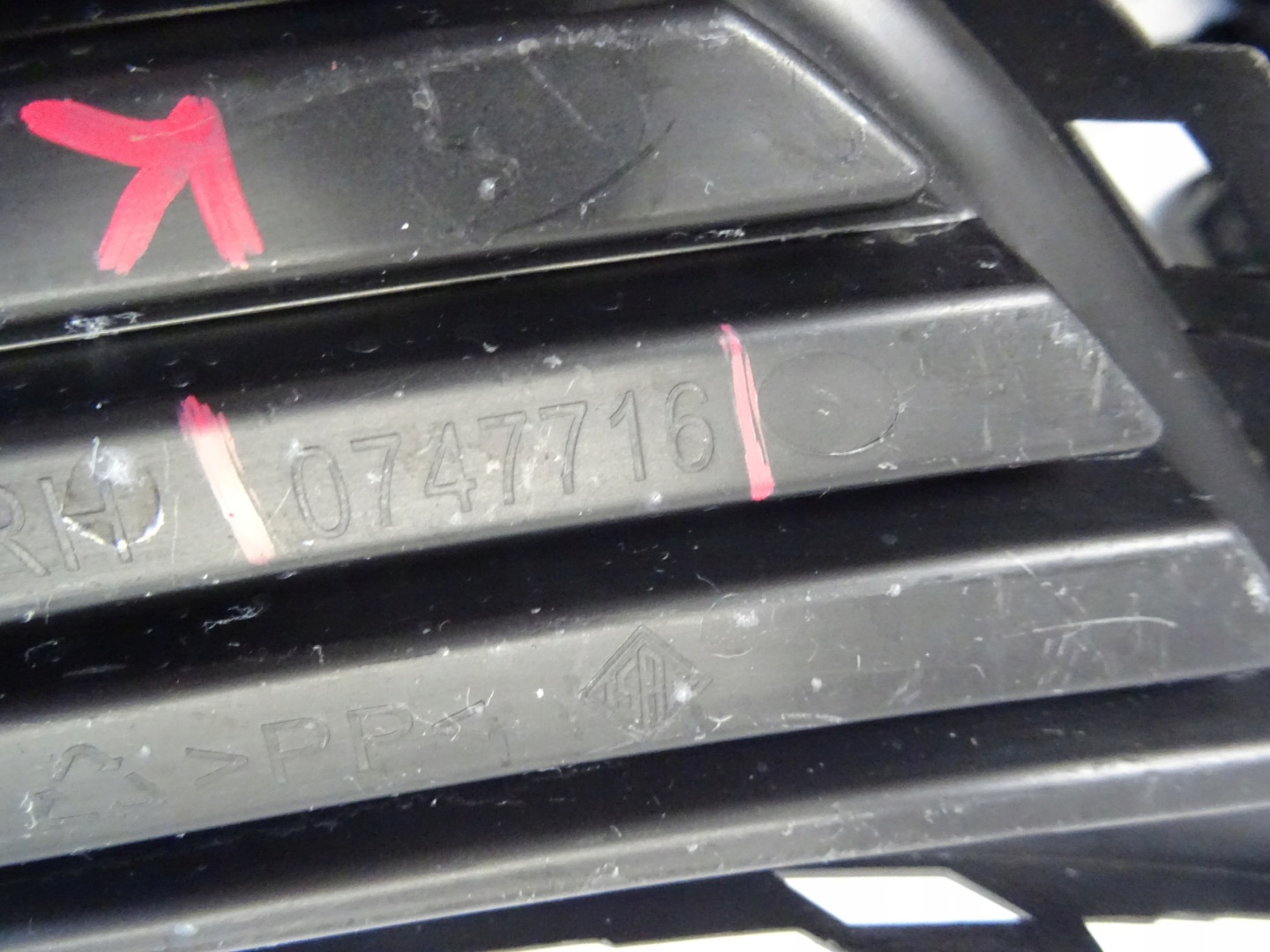 grid of a bumper front front right OPEL ASTRA K 0747716