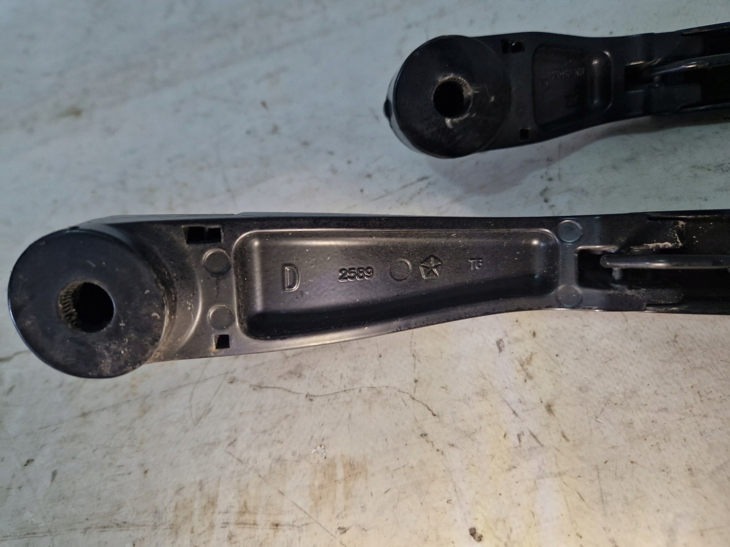 DODGE DURANGO III 2019- wiper arm right left KOMPLET 2589 2590