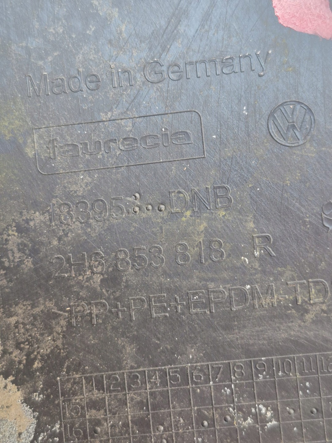 VW AMAROK and 1 09-20 moulding cap right rear part