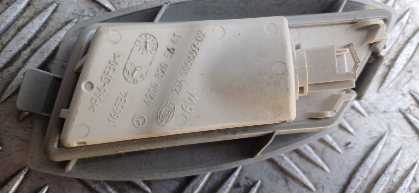 MERCEDES W204 Licht OSWIETLENIE des Kabine A2048205601 links oder rechts