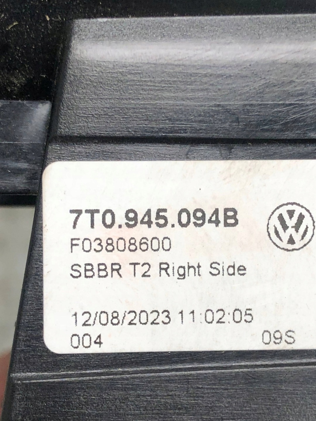 light LED right rear part to the bonnet VW T7 7T0945094B