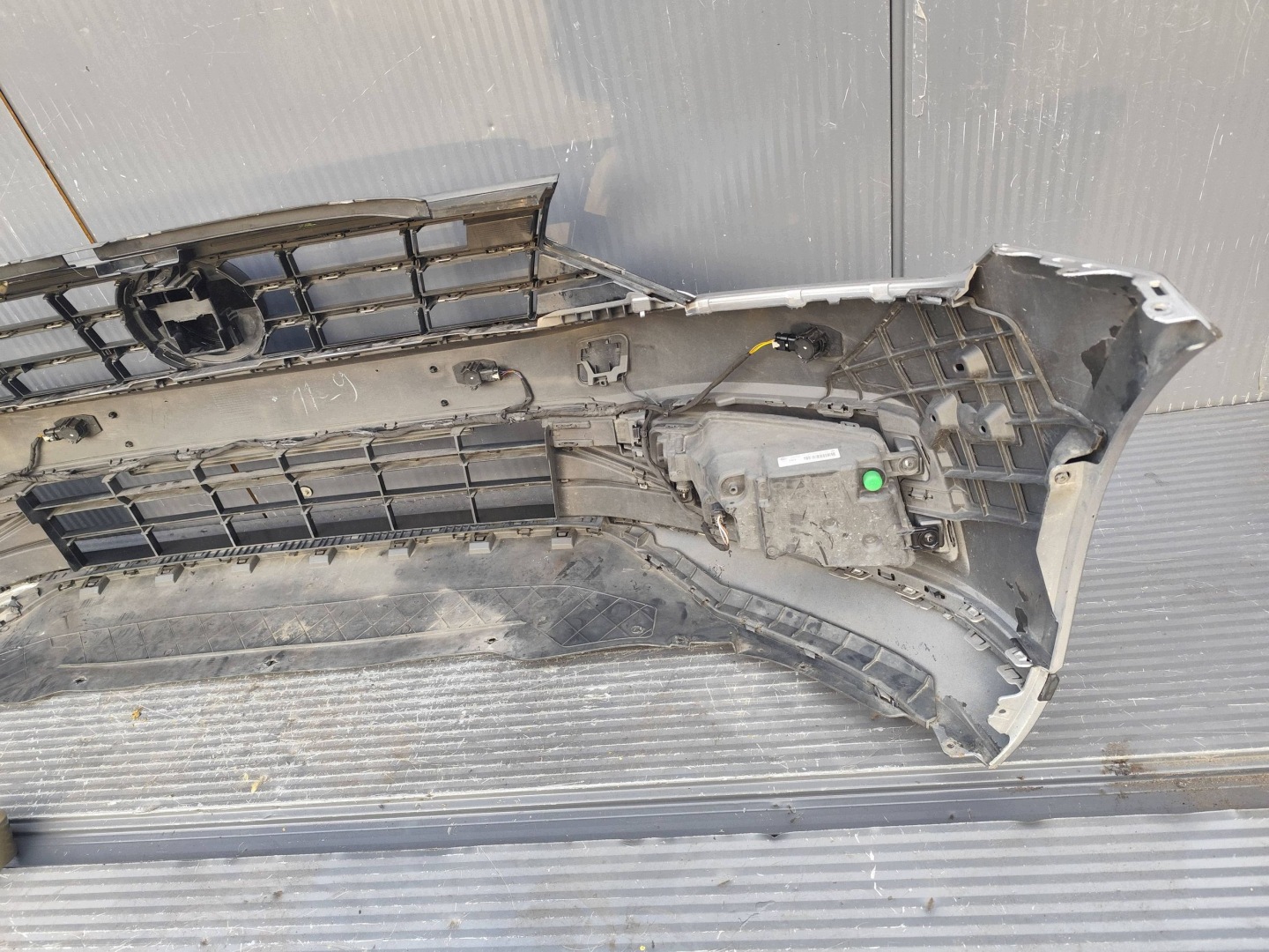 VW PASSAT B8 LIFT lökhárító elülső 4xPDC teljes bontott