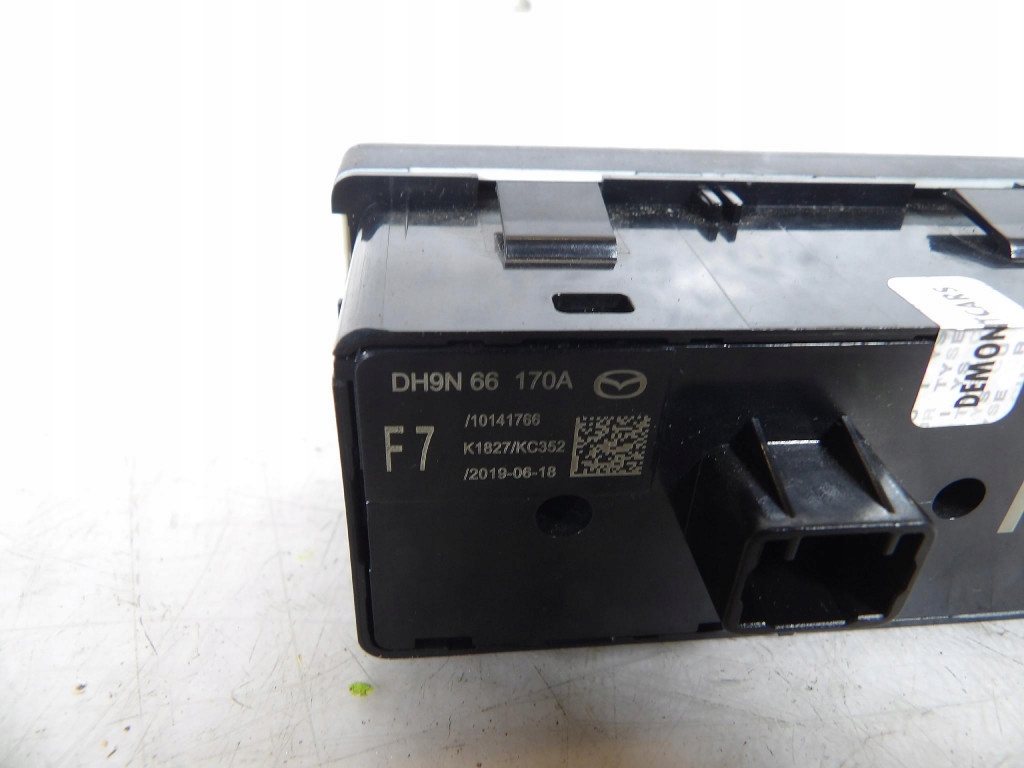 MAZDA CX-3 LIFT PANEL controls DH9N 66 170A