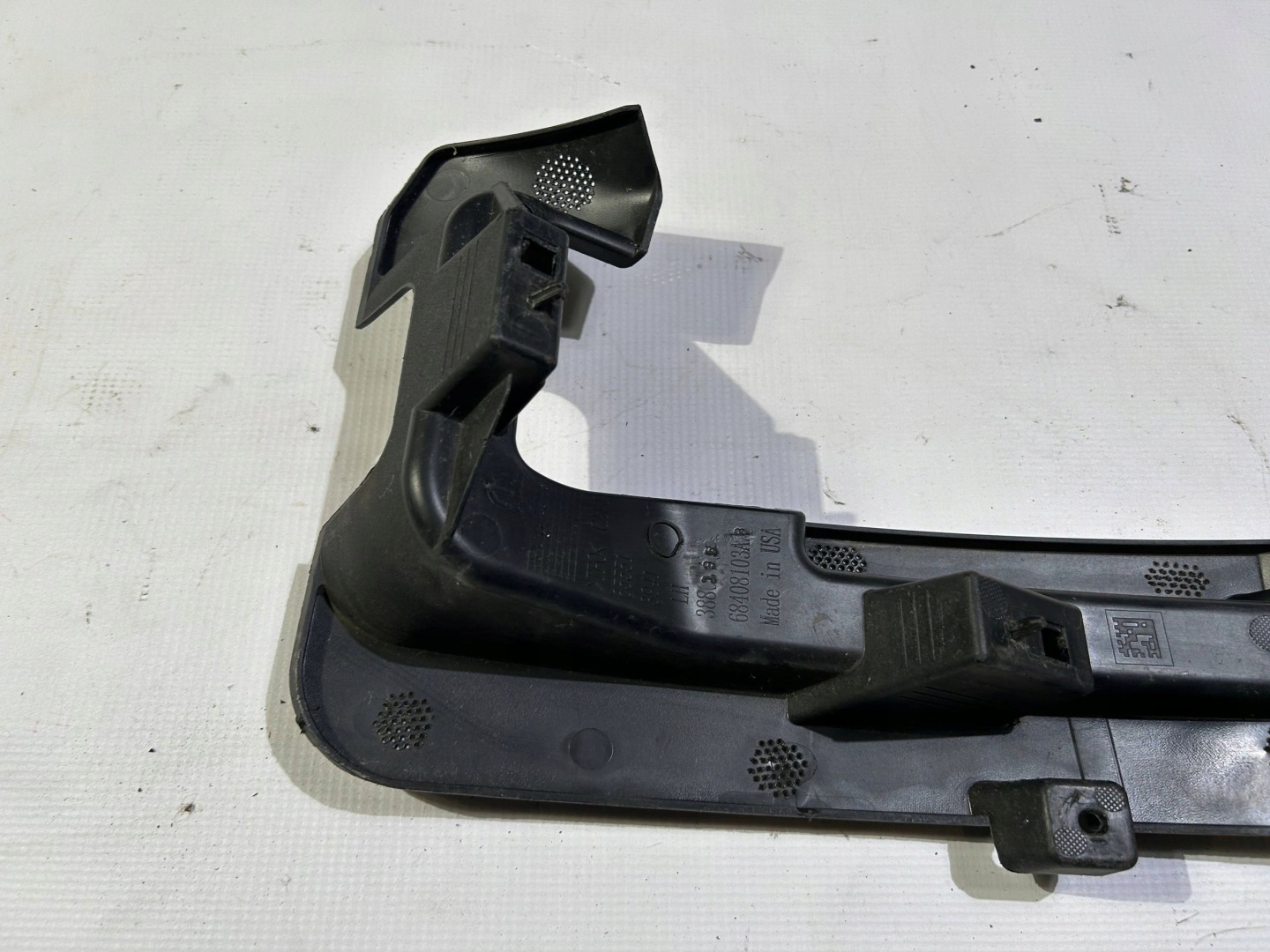 support holder lights of a bumper left front Jeep Grand Cherokee WL 2021
