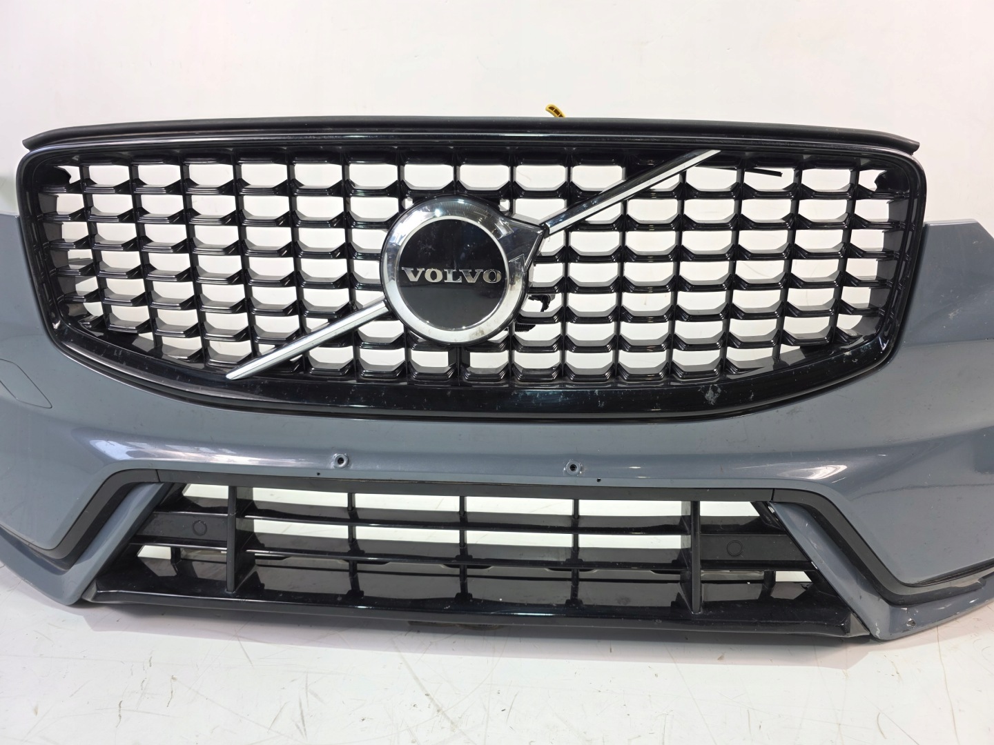 nárazník predný VOLVO XC60 4XPDC pod RADAR 728 THUNDER GREY
