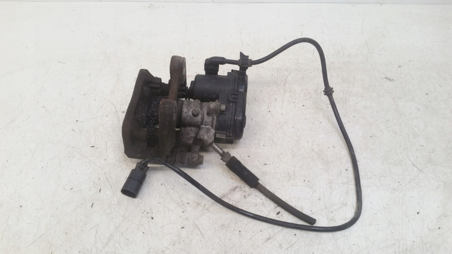 caliper right rear part 2465460443 Mercedes C117 CLA