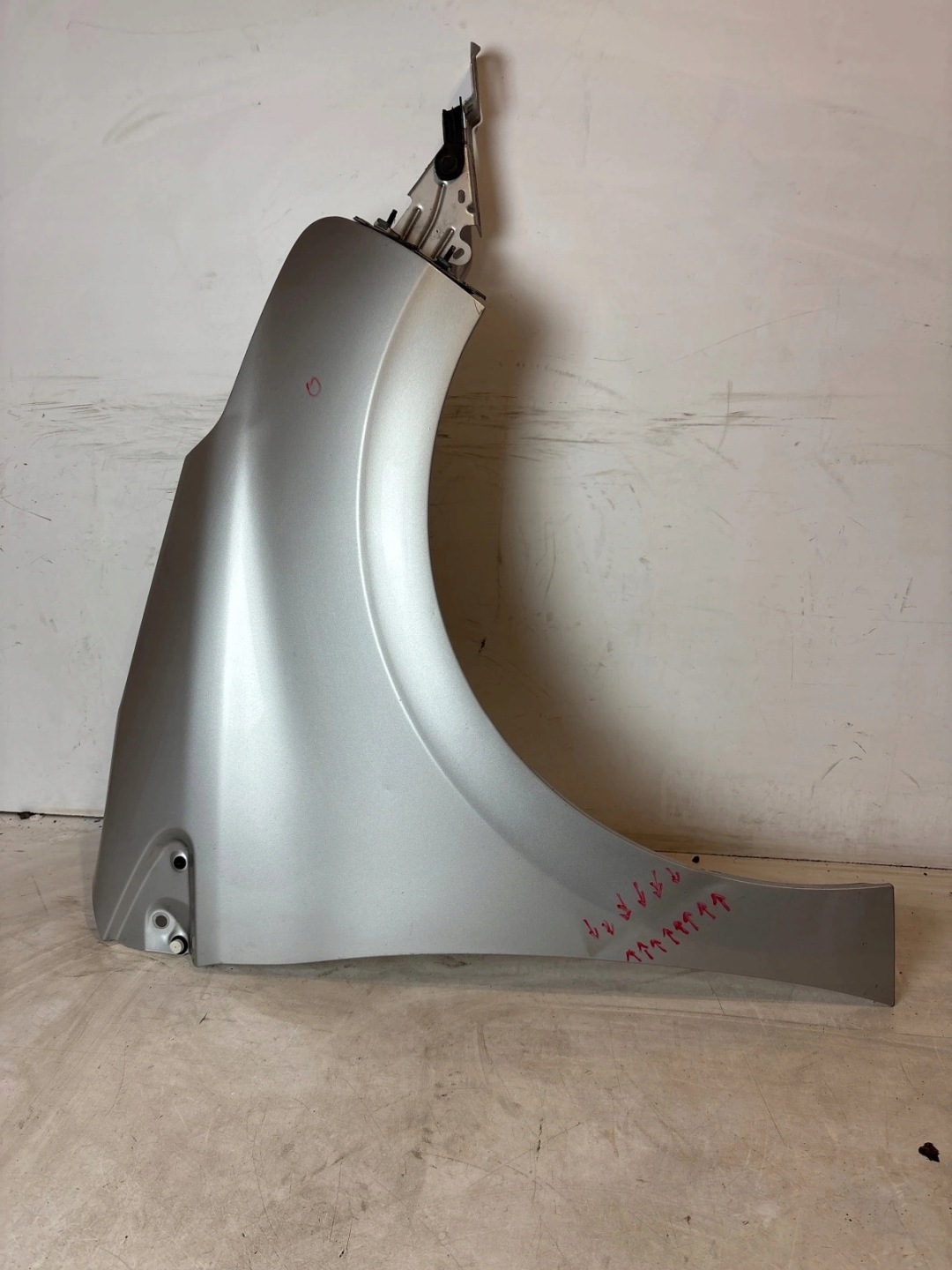 fender front front right Peugeot 208 and Srebrny