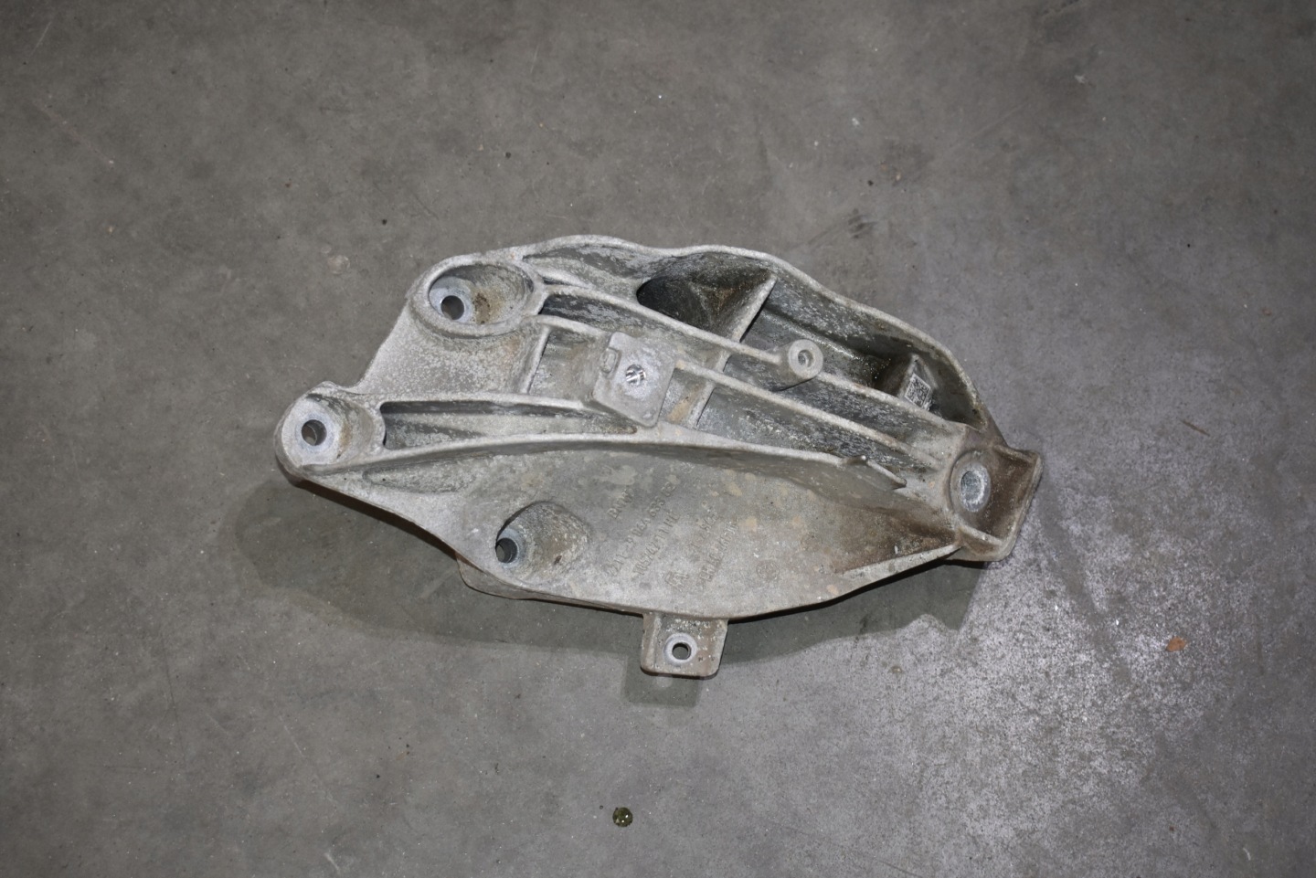 IDEALNA holder left engine mount BMW G05 G06 G07 G20 1