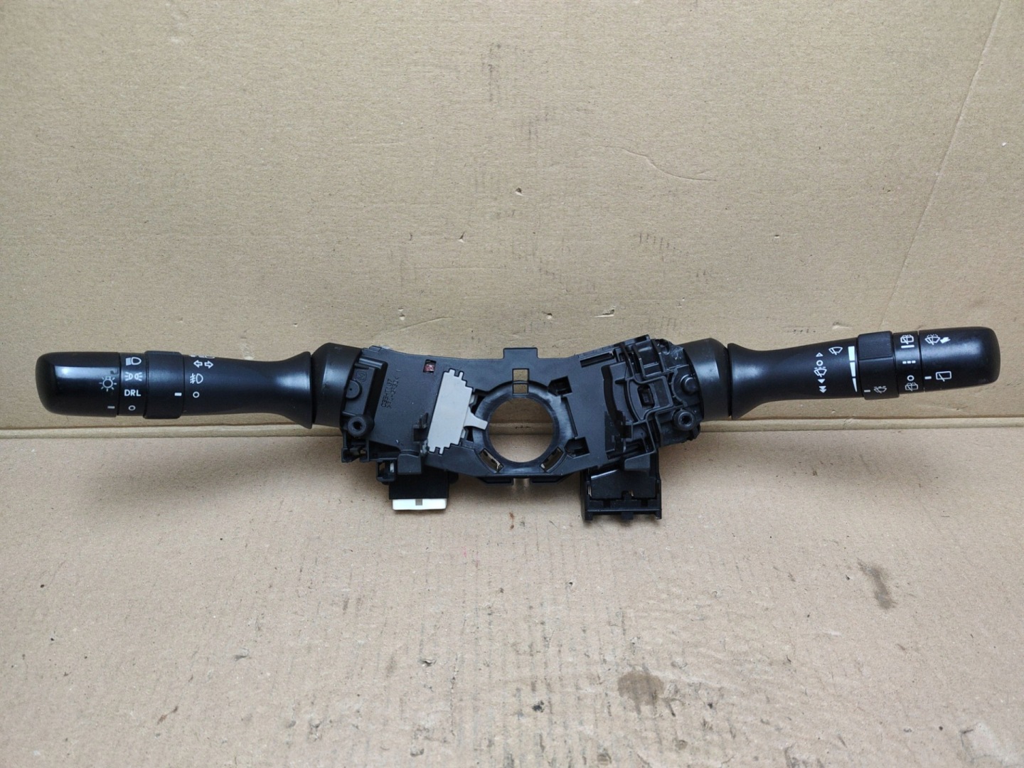 steering wheel levers and controls Toyota Sienna 3 2011