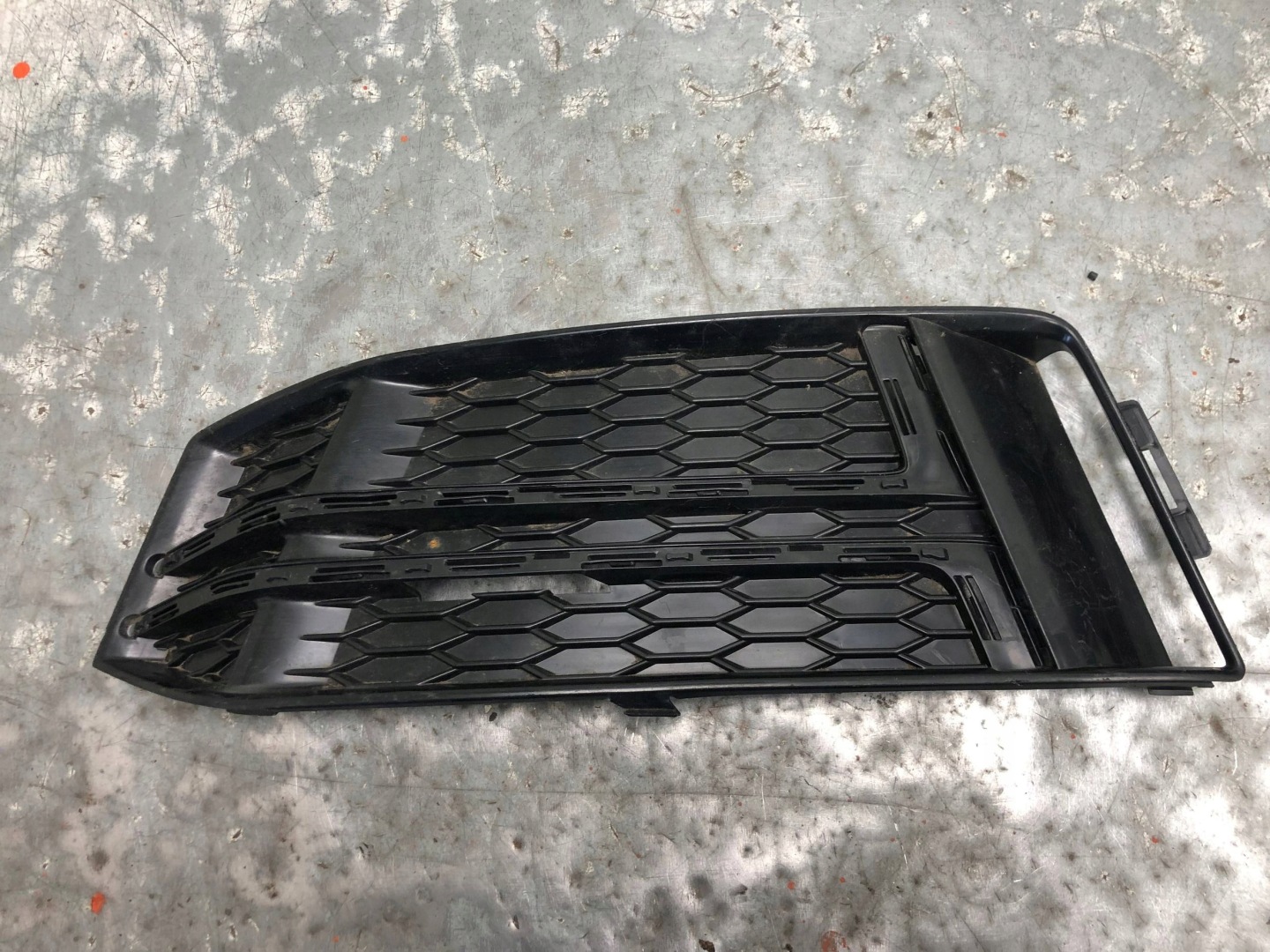 grid of a bumper left front S-LINE AUDI A4 B9 8W0807681F