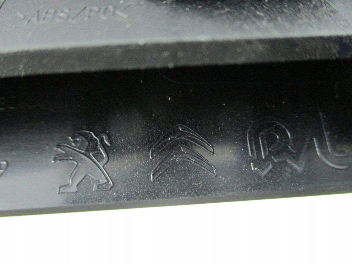 RÁM obal budíku PEUGEOT 208 II M0V022813