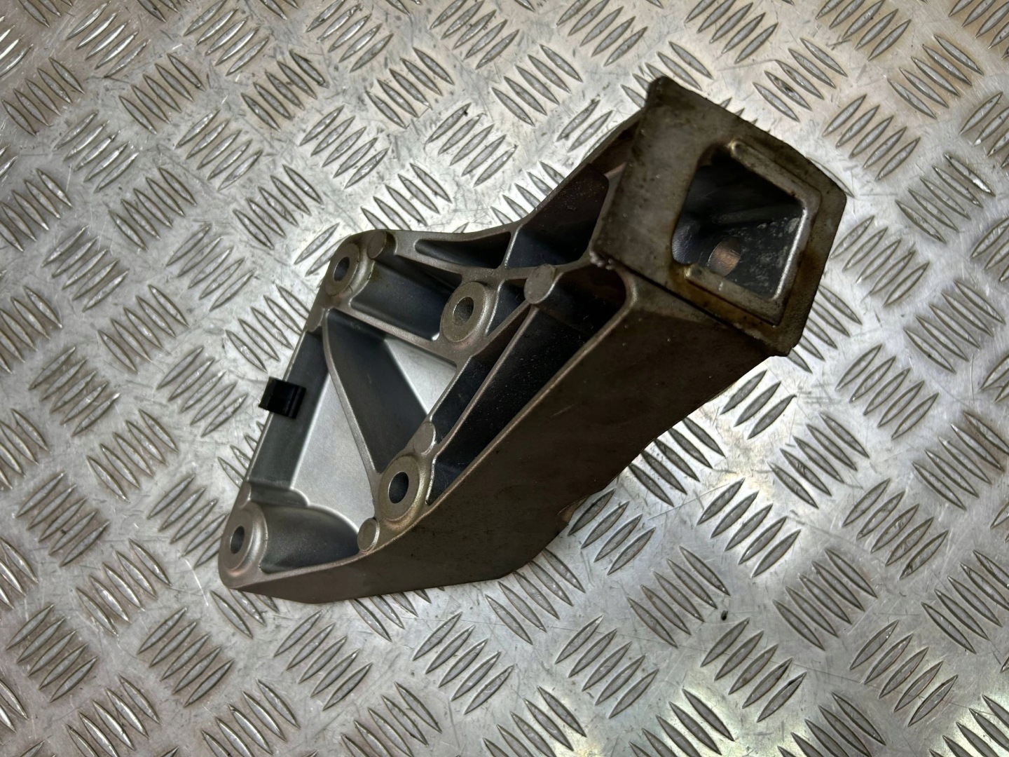 holder / engine mount BMW 5 F10 F11 2011 6781233