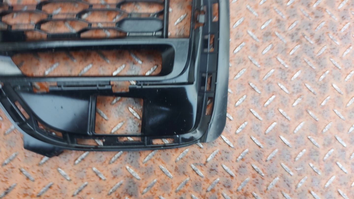 grid of a bumper right front BMW 3 G20 G21 19