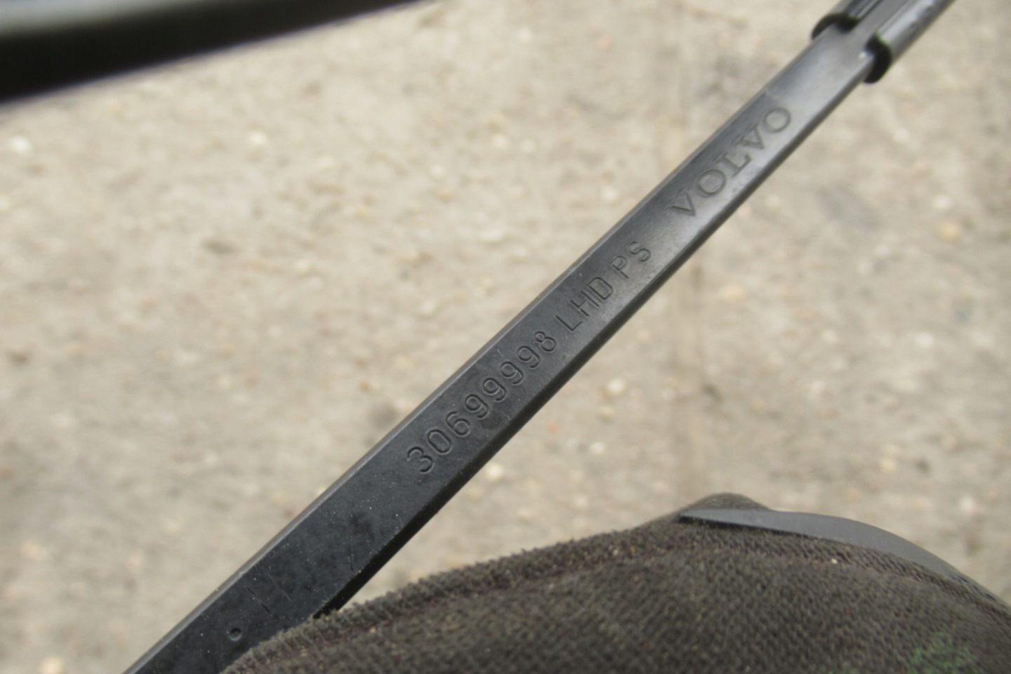 VOLVO V50 2.4 D 06R wiper arm right front 30699998