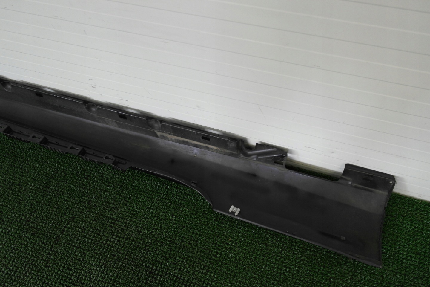 MERCEDES E-KLASA W207 09- moulding threshold left cap A2076901540 LAK 197