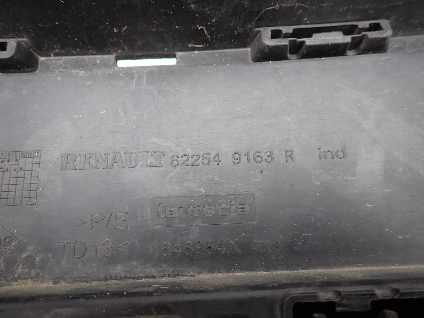 RENAULT CLIO IV 4 RS LIFT 16-19 Lüftungsgitter der Stoßstange mitte
