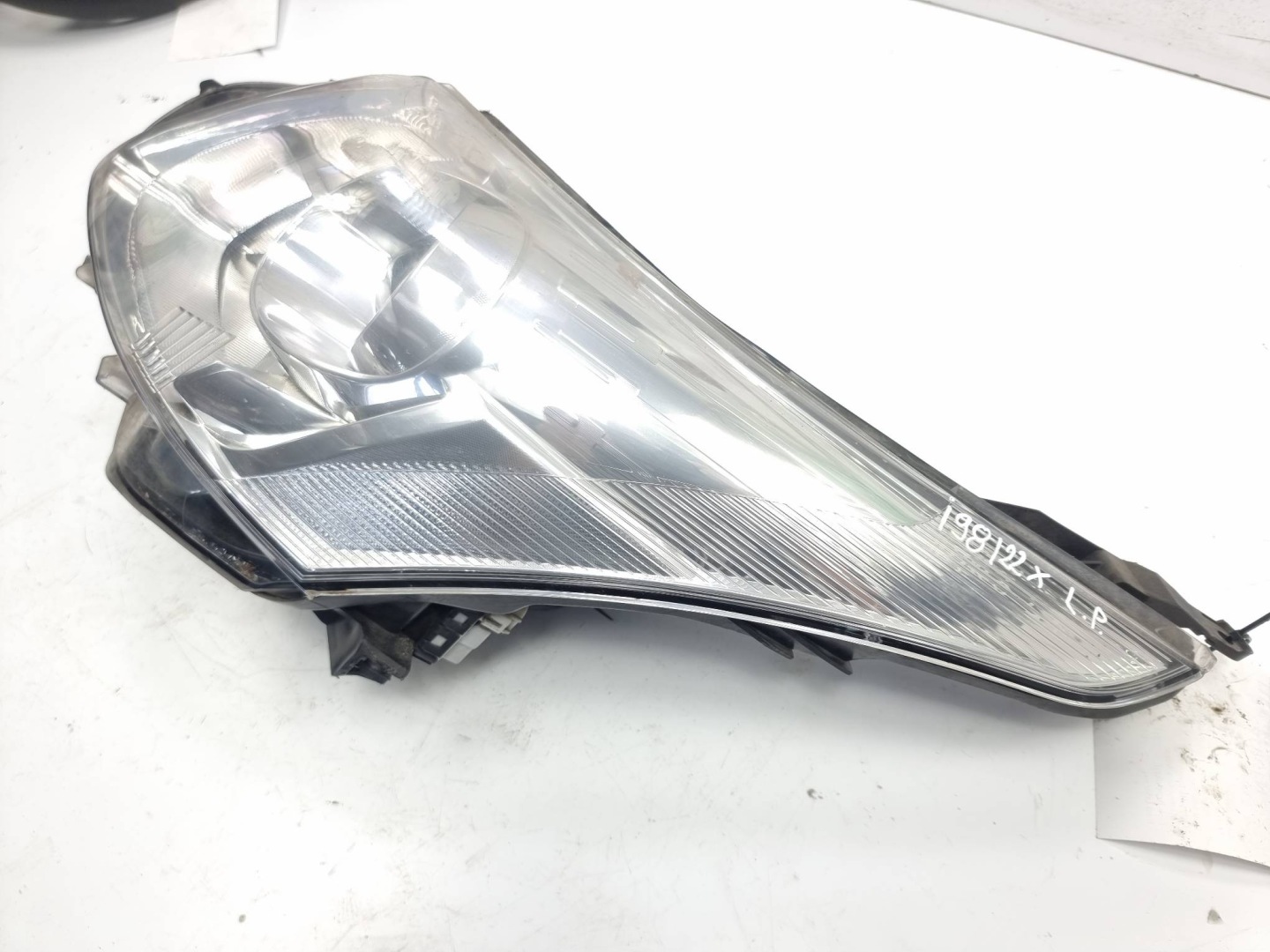 light left front UK TOYOTA AVENSIS T27