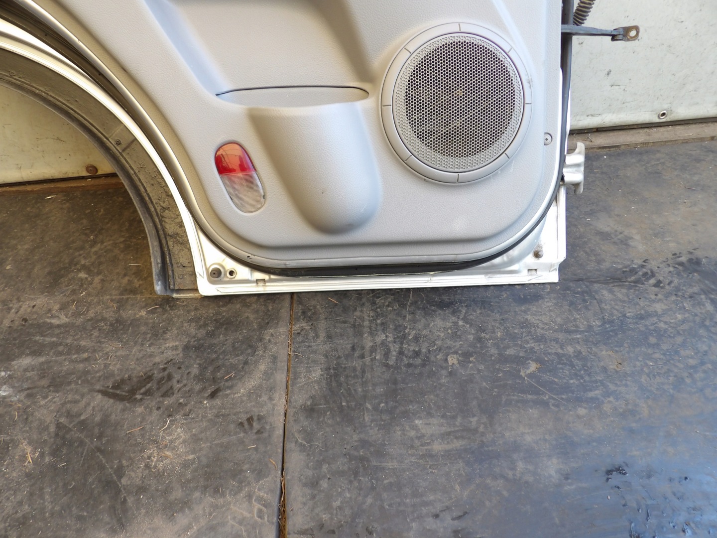 Kia Sorento and door rear. left YL