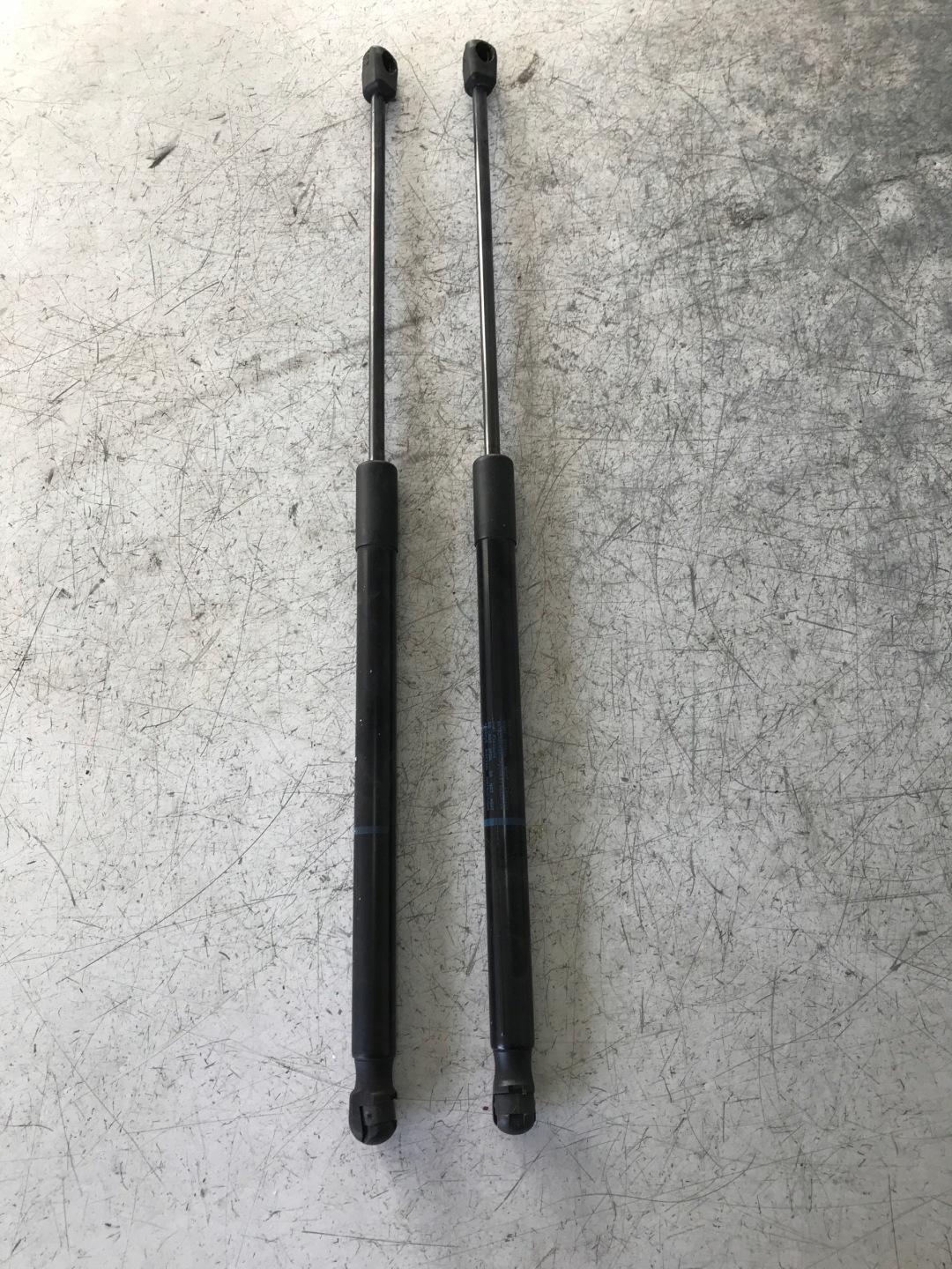 SILOWNIKI bonnet boot AUDI A1 8X 8X4827552