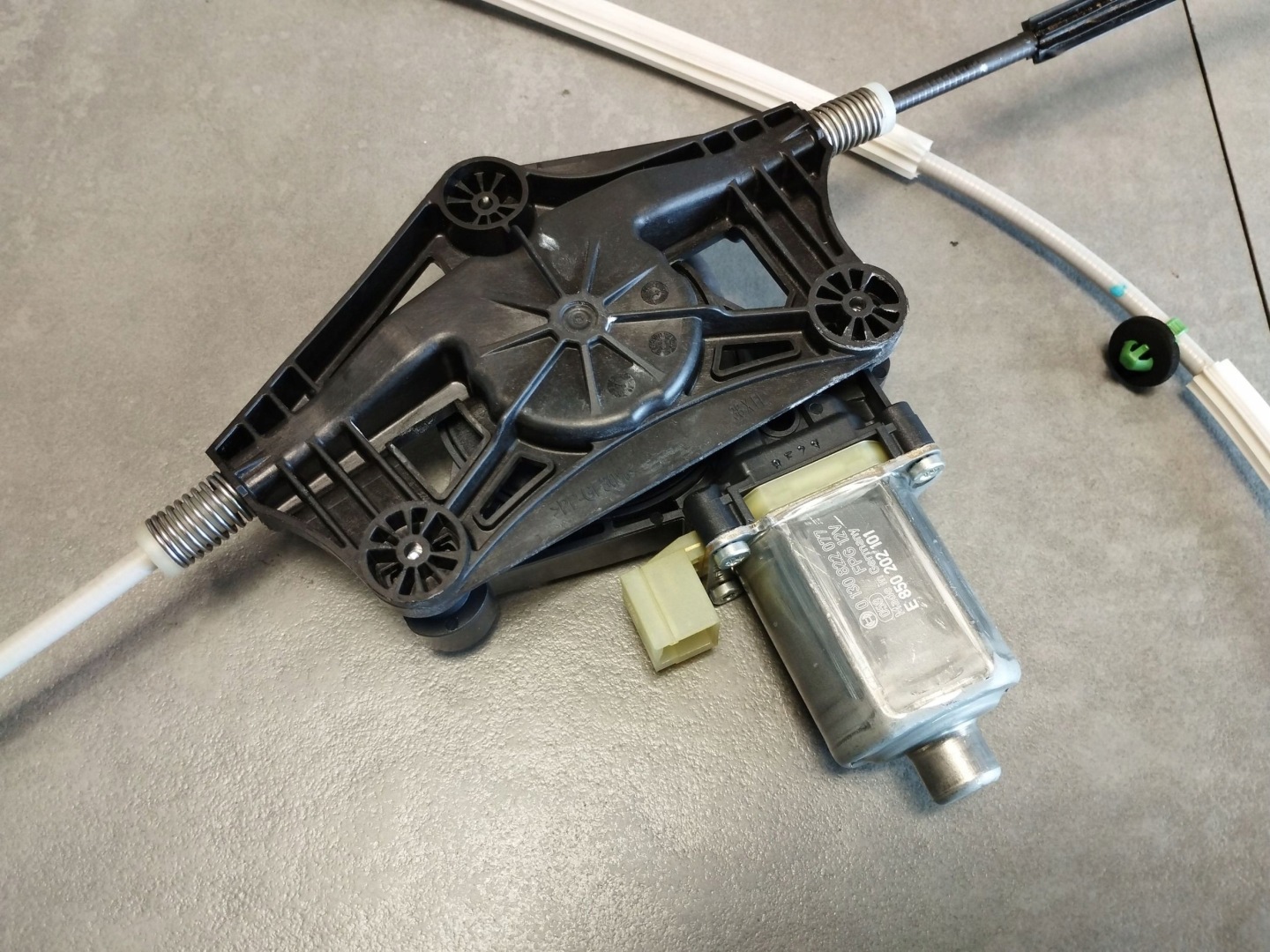 Cupra Formentor window regulator left front 5FF837461D