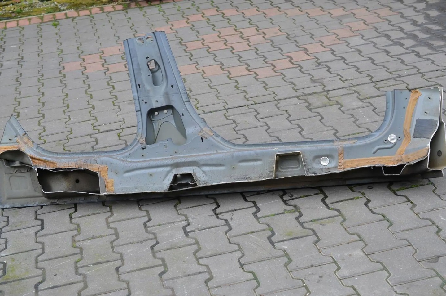 Volvo V40 2017 left side threshold pillar