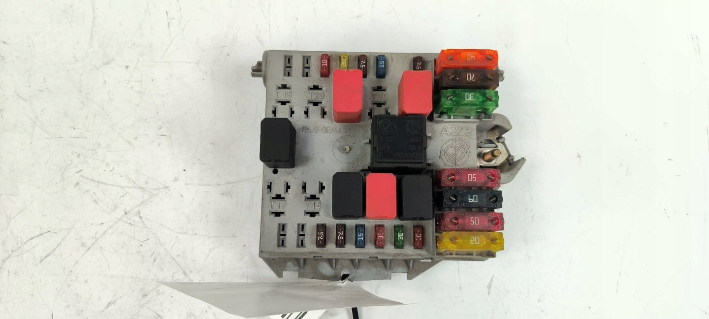 Module fusibles 46763648 FIAT PUNTO