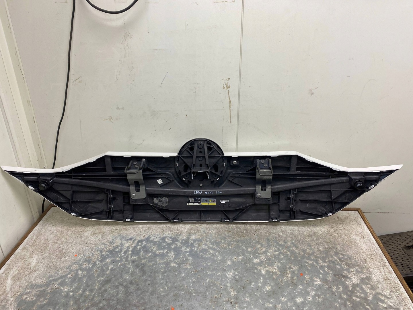 VW ID BUZZ grill bonnet cover front EMBLEMAT BIALY LB9A 1T3823029A