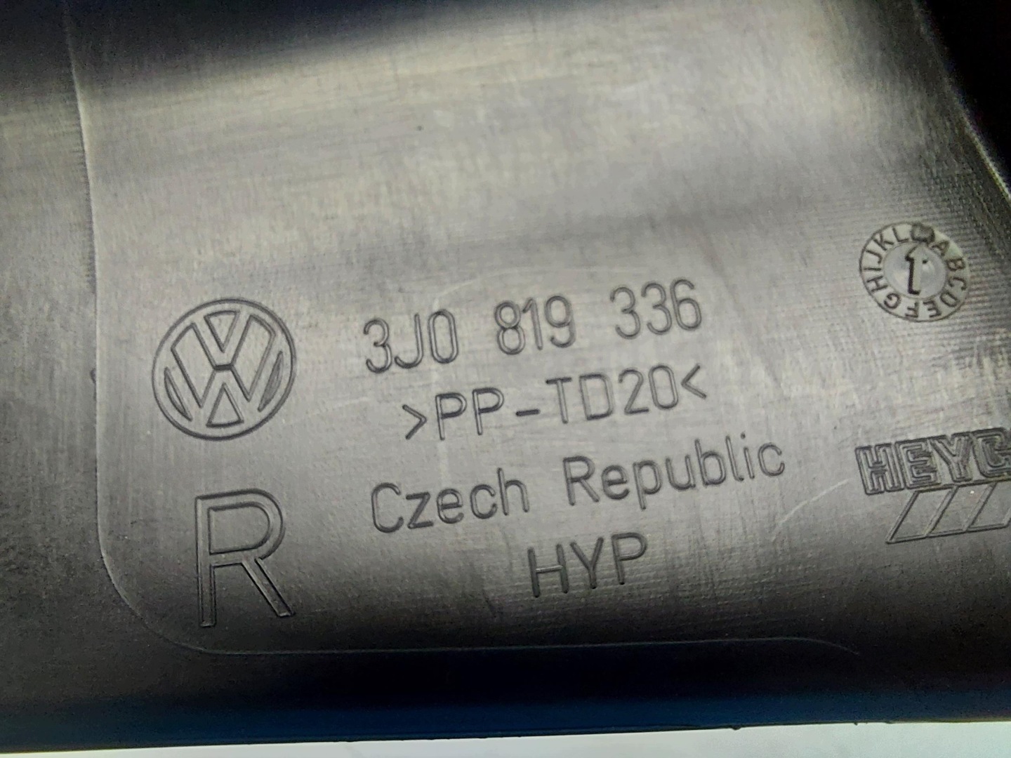 VW Passat R B9 3J0 2025r cover right front front upper oryg 3j0819336