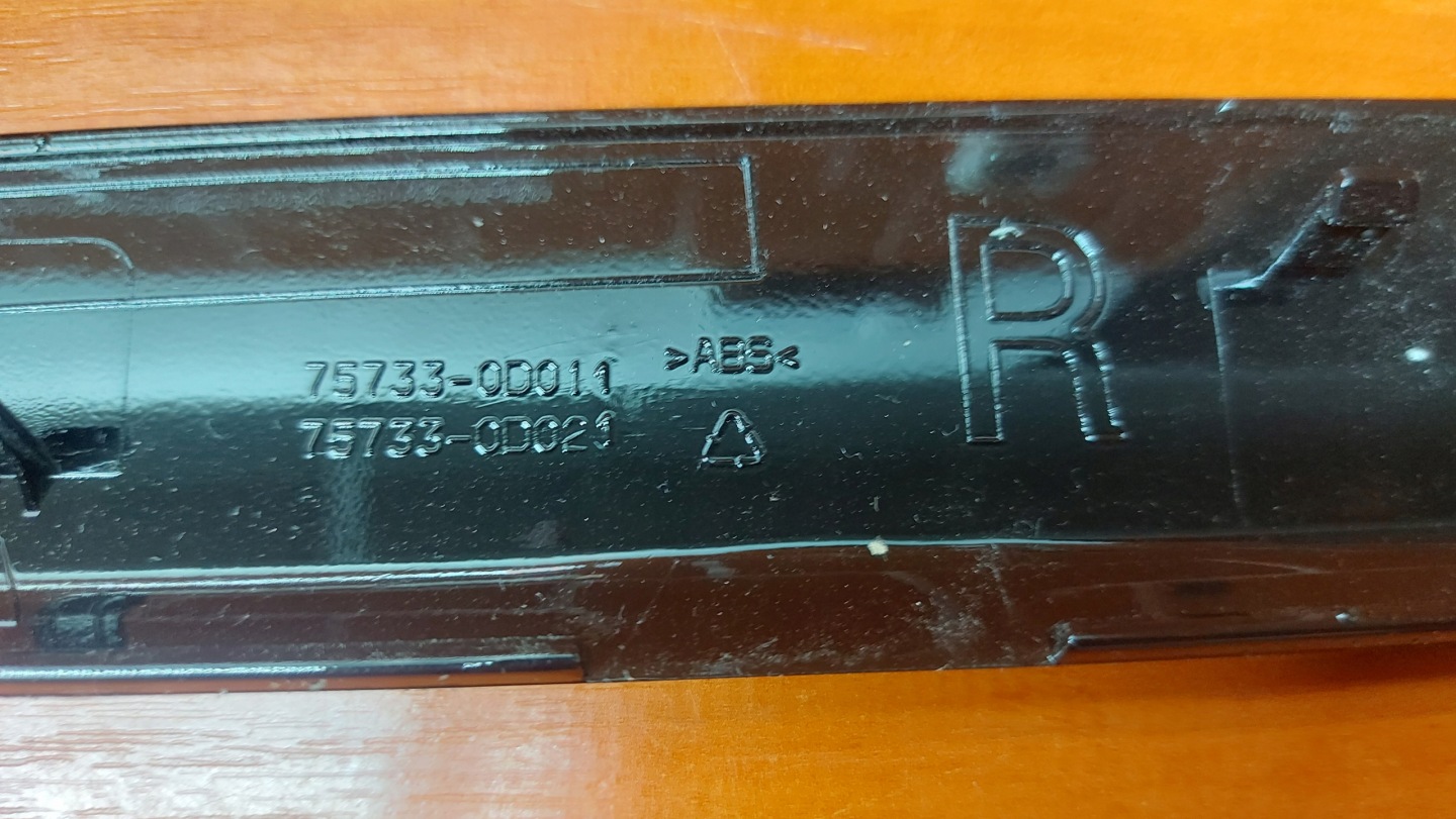 moulding door right front TOYOTA YARIS III
