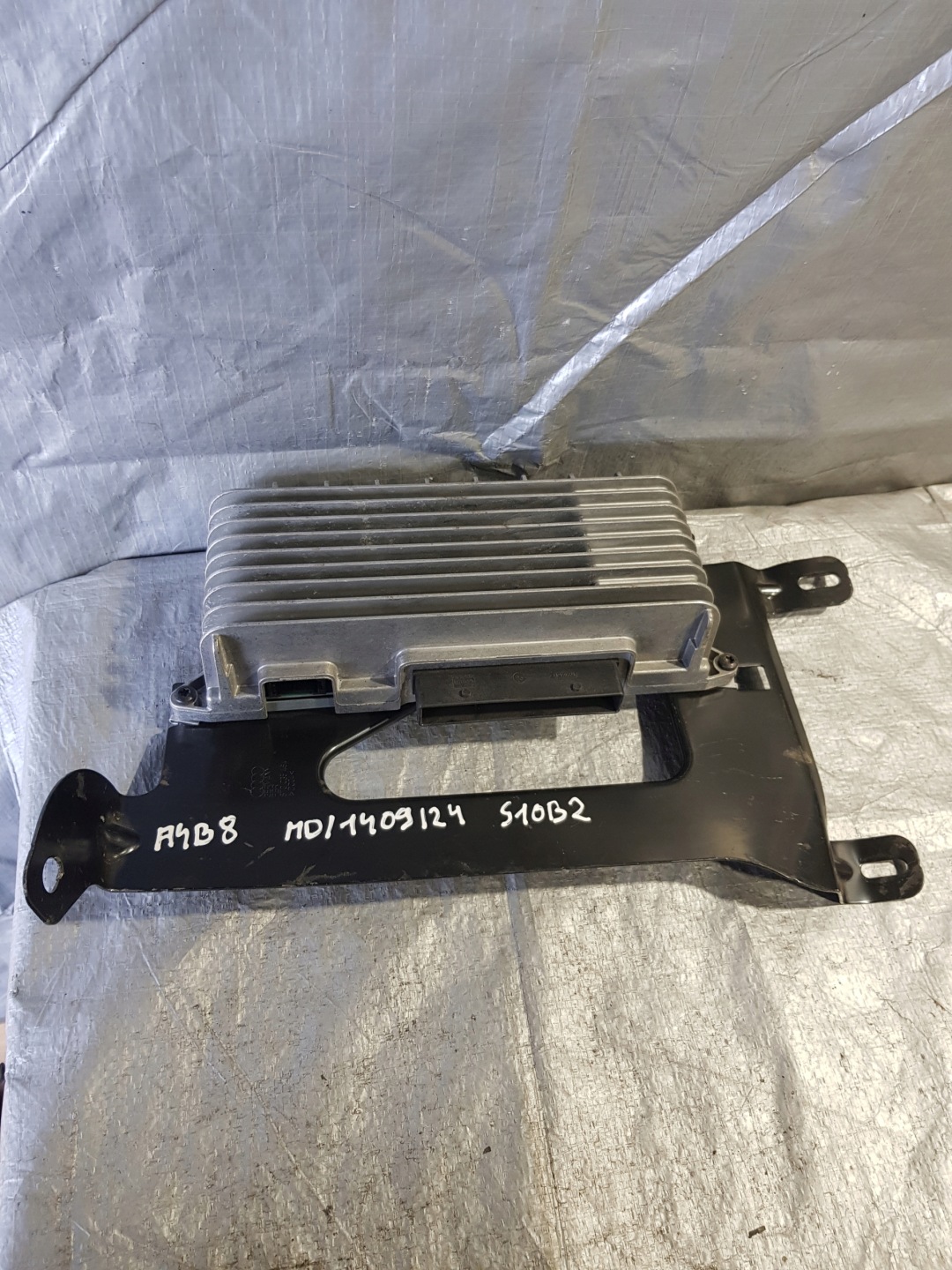 AUDI A4 B8 2.7 TDI amplifier 8T0035223AE
