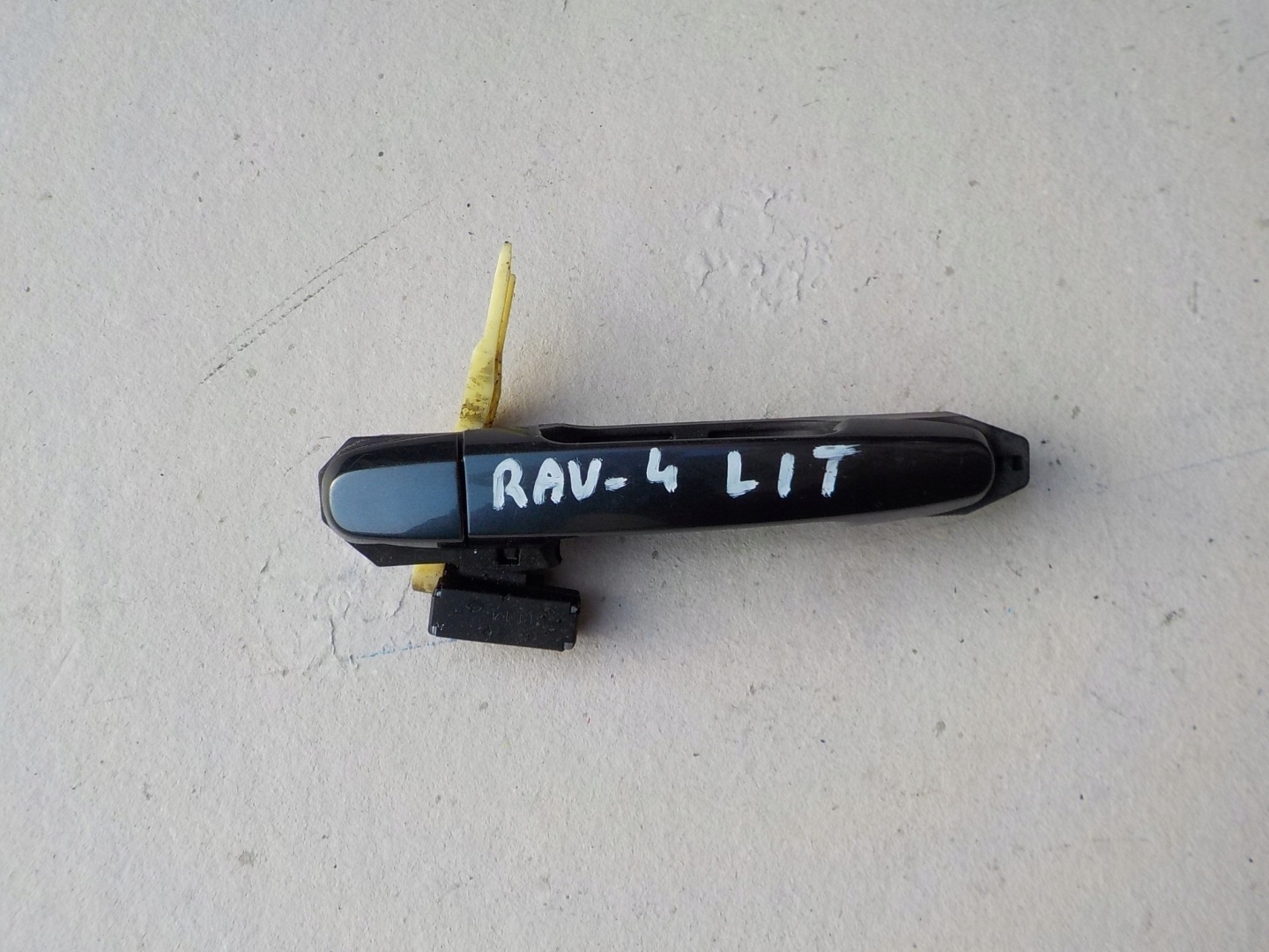 handle left rear part toyota rav4 III 2008r