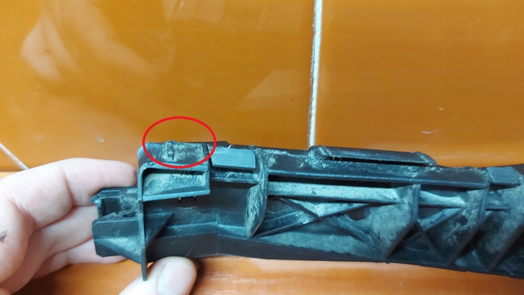 bumper bracket left front TOYOTA AVENSIS T25 03