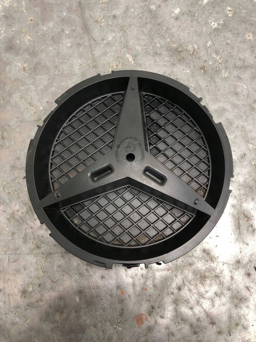 holder ZNACZKA front MERCEDES A0008880060