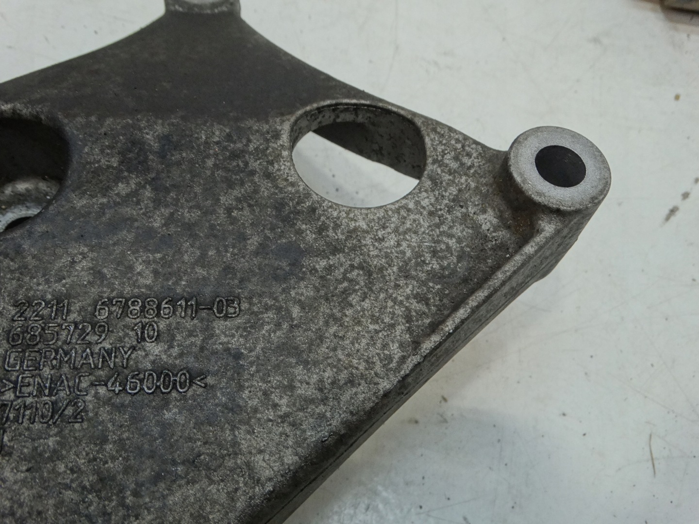 holder engine mount left BMW 1 F20 2.0D 2013R. 6788611