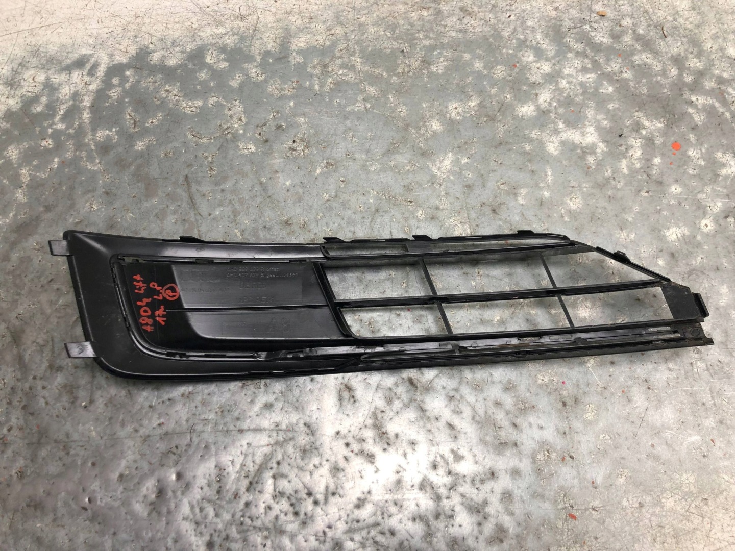 grid of a bumper left front AUDI A8 D4 LIFT 4H0807679R
