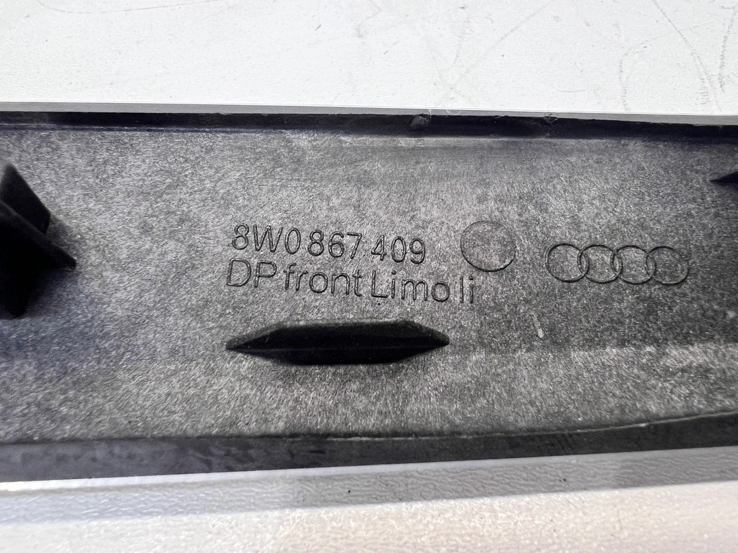 DEKOR lišta dveře levý předek AUDI A4 B9 8W0867409