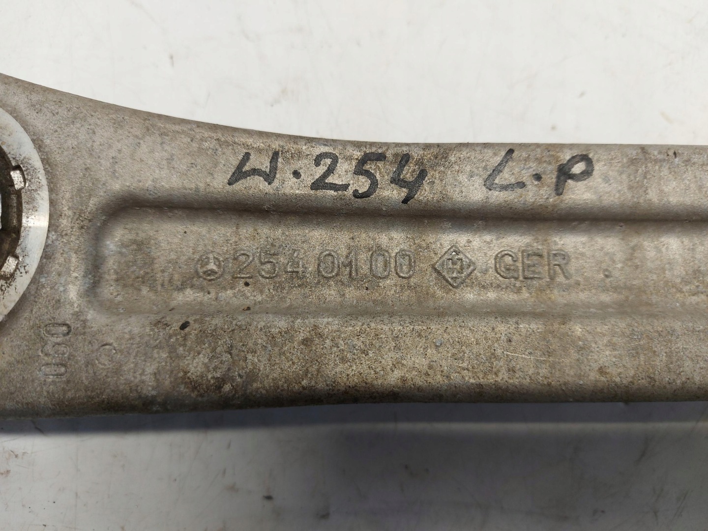 Mercedes W254 GLC 220d arm left front 2540100