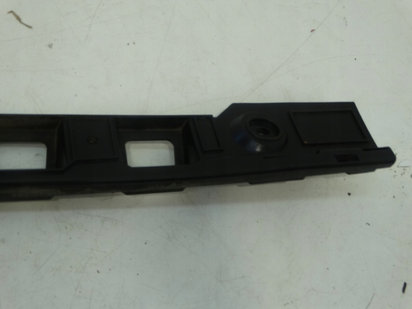 support central of a bumper rear part VOLKSWAGEN GOLF VI plus 5M0807863
