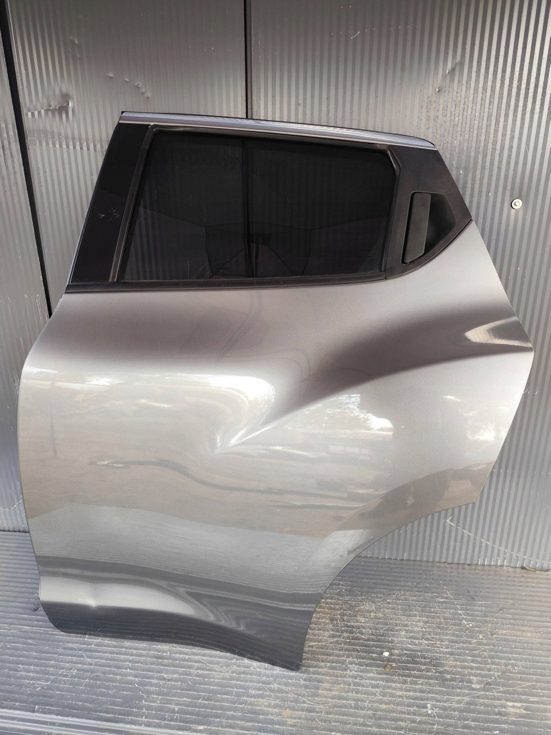 NISSAN JUKE and F15 door rear. left complete