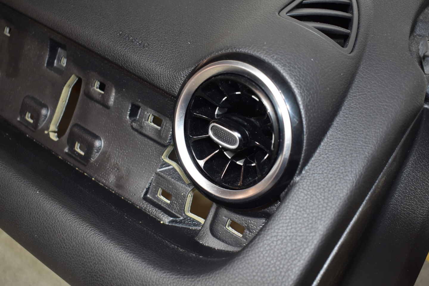 IDEALNA console MERCEDES GLA H247 EQB X243 1