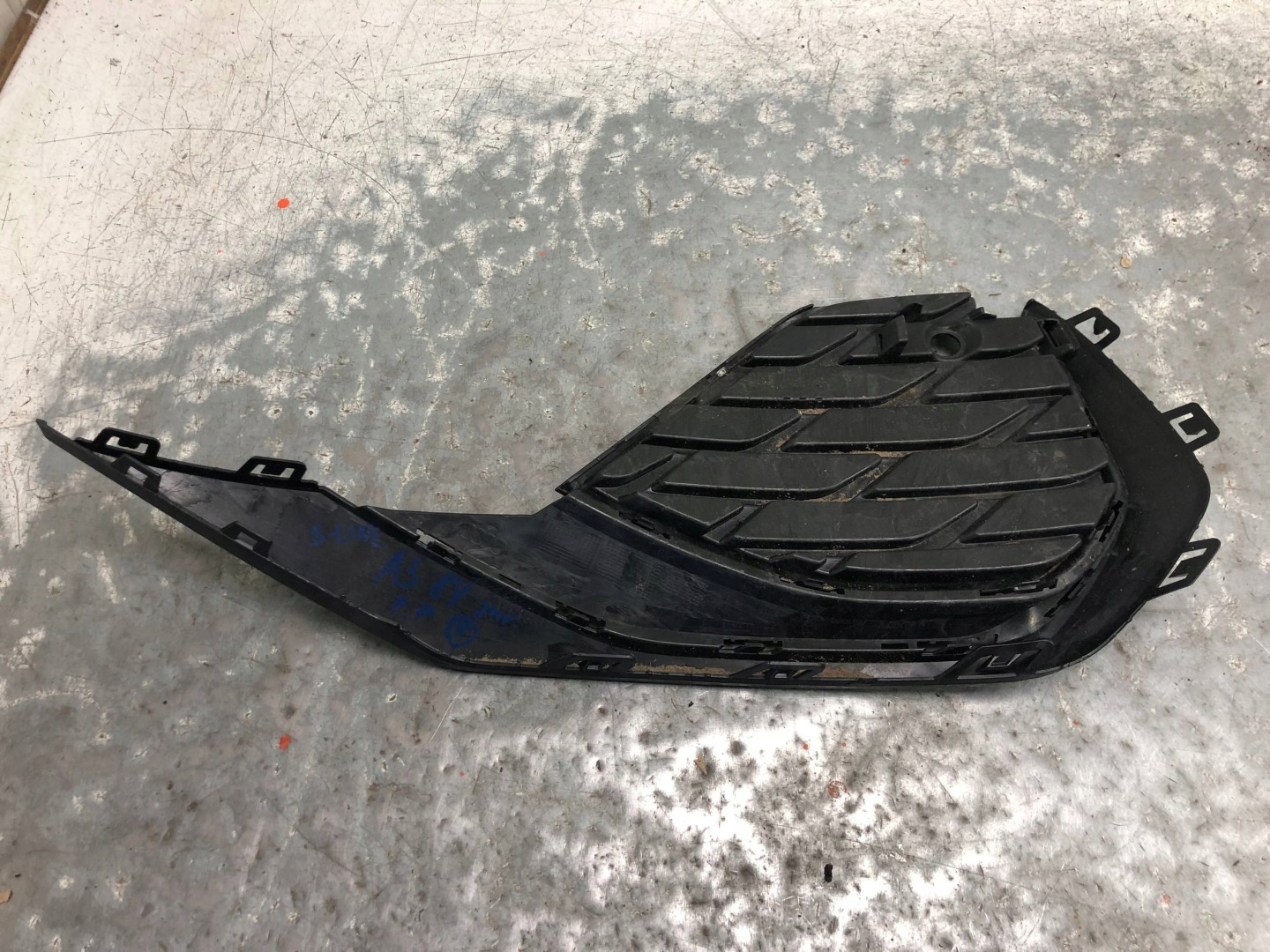 grid of a bumper right front S-LINE AUDI A3 8Y 8Y0807682H