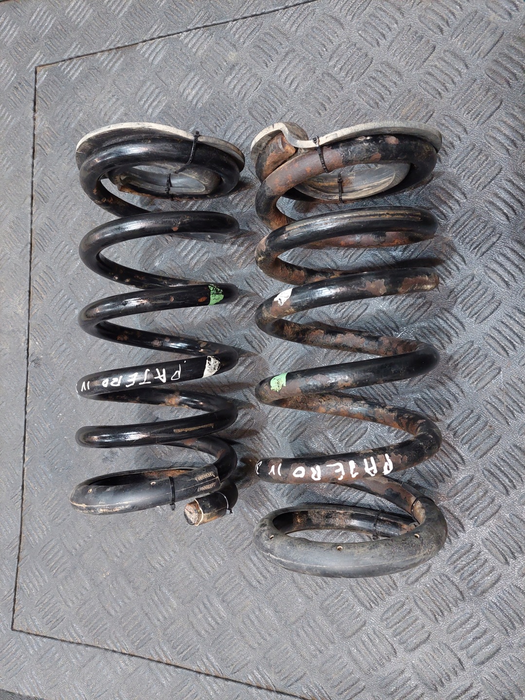 spring springing rear part rear KOMPLET MITSUBISHI PAJERO IV 3.2 DID